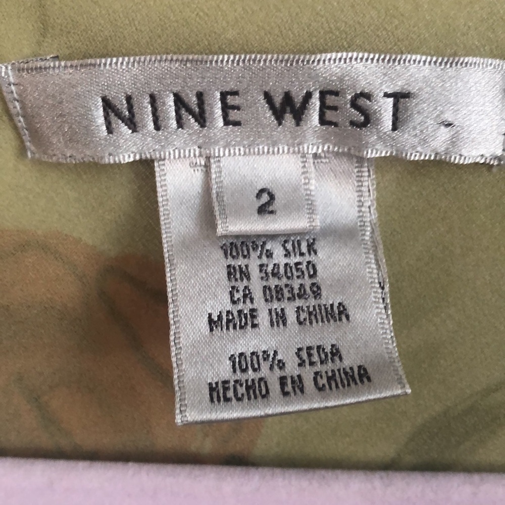 Nine West 100% Silk Sage Blouse w/purple,pink,green & red Floral design Size 2 - Picture 6 of 8